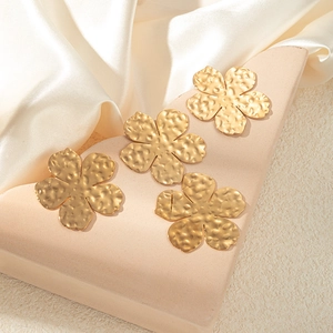 Textured 14K gold-plated titanium steel floral stud earrings with hammered finish