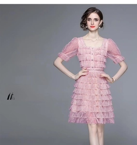 Détails des couches de dentelle étagées et du col carré sur une robe rose
