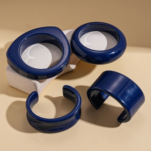 Lot de 4 bracelets en résine bleu marine aux designs géométriques ronds et concaves