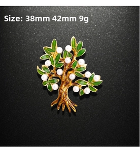 Détail de la broche arbre de vie dorée avec émail vert et perles, taille 38mm x 42mm