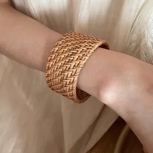 Bracelet en rotin tressé à la main de style bohème avec une texture naturelle