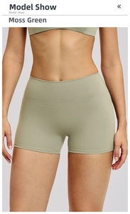 Dettaglio dei pantaloncini da yoga verde muschio a vita alta con cuciture piatte per fitness