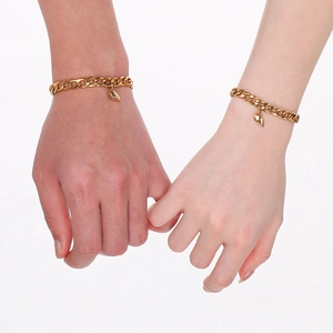 Gepolijste gouden Cubaanse schakelarmbanden met magnetisch hart voor koppels op wit
