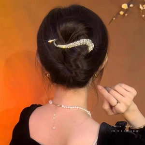 Eleganter silberner S-förmiger Haarclip mit funkelnden Strasssteinen für feine Frisuren