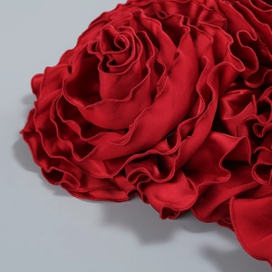 Détail macro d'une rose en satin rouge 3D avec texture plissée élégante et soyeuse