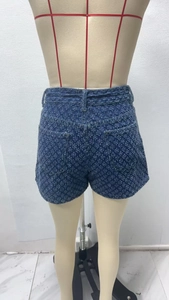 Vue arrière du short en jean taille haute avec ourlets effilochés et poches postérieures