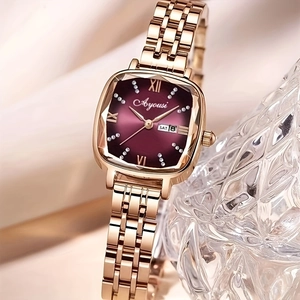 Détail d'une montre carrée or rose avec cadran dégradé violet et guichet de date