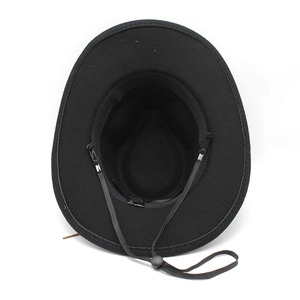 Détail de l'intérieur du chapeau de cowboy noir avec cordon de réglage coupe-vent