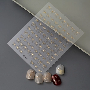 Vue détaillée des autocollants pour ongles nœuds dorés Co-121 avec texture métallique