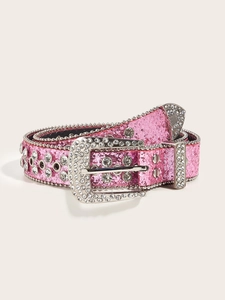 Gros plan sur la boucle de ceinture rose à strass et paillettes pour mode féminine