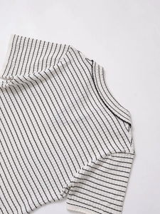 Détail de la maille et du col en dentelle de ce haut à manches courtes rayé