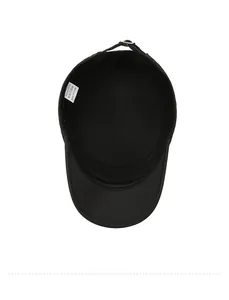 Détail de la doublure en maille respirante et étiquette en polyester de la casquette plate