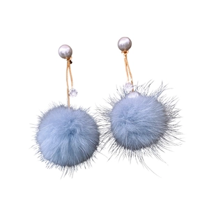 Orecchini pendenti eleganti placcati oro 18 carati con pompon blu chiaro, perle e catenine
