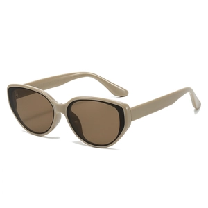 Lunettes de soleil cat-eye beiges à verres bruns présentées sous un angle de 45 degrés