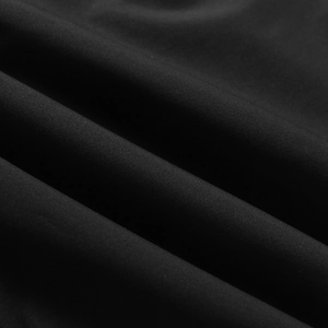 Detailaufnahme von schwarzem Lammvlies-Gewebe mit hoher Dichte und glatter Textur