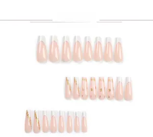 Vue détaillée d'ongles carrés longs avec pointes françaises blanches et feuilles d'or