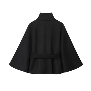 Damen Cape-Wollmantel in Schwarz mit Stehkragen und Gürtel-Detail in der Rückenansicht