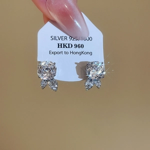 Makroaufnahme von Silber 925 Rosen-Ohrsteckern mit funkelnden Zirkonia-Kristallen