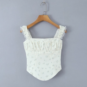 Nauwsluitende witte bloemen camisole met kanten bandjes en baleinen op houten hanger