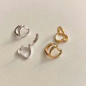 Détail de boucles d'oreilles créoles en argent 925 en finitions or et argent