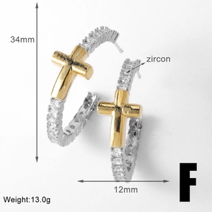 Detailansicht der silbernen C-Ohrringe mit Zirkonia und goldenem Kreuz mit Abmessungen