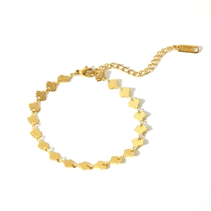 Detalle del brazalete de acero inoxidable chapado en oro de 18K con eslabones de concha