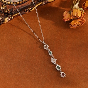 Collier en argent avec des pierres précieuses colorées de formes variées style bohème