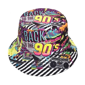 Détail du chapeau bob vintage années 90 avec motifs rétro de cassettes et boombox