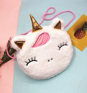 Détail du sac licorne en peluche blanche avec corne dorée et bandoulière rose