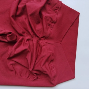 Détail de legging sport rouge sans couture montrant la couture scrunch et la taille