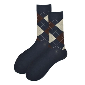 Detailansicht klassischer Herrensocken aus Baumwolle mit Rautenmuster in Dunkelblau