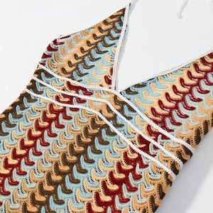 Robe dos nu bohème au crochet avec motifs à vagues multicolores et décolleté en V chic