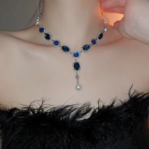 Gros plan détaillé d'un collier de style français avec pierres bleues et perles sur le cou