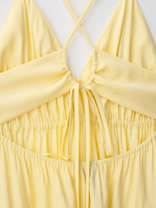Détail de la robe d'été jaune clair montrant le laçage au dos et les plis élastiques