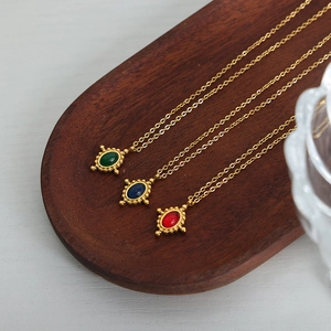 Colliers vintage avec pendentif en agate rouge et acier titane plaqué or 18k