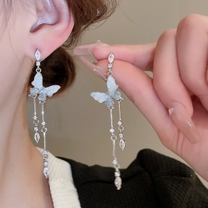 Détails des boucles d'oreilles papillon avec paillettes bleues, glands et oxydes de zirconium