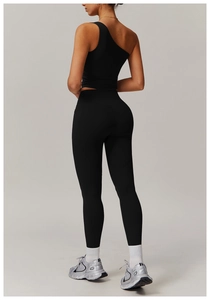 Détail d'un ensemble de yoga noir à une épaule avec legging taille haute, vue de dos