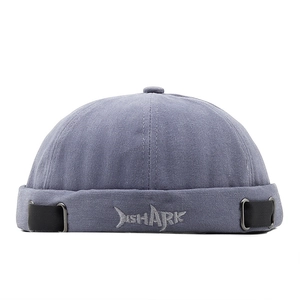 Bonnet docker gris en coton avec broderie requin et sangle à boucle métallique réglable