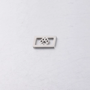 Vue détaillée du pendentif carré en acier inoxydable avec motif de patte de chat découpé
