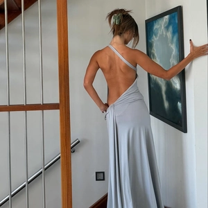 Détails du dos d'une robe dos nu gris clair avec un drapé élégant et des détails métal