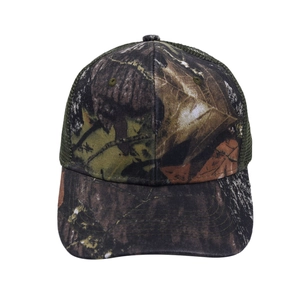 Detailansicht der Camouflage-Trucker-Cap mit atmungsaktivem Mesh für Outdoor-Sport