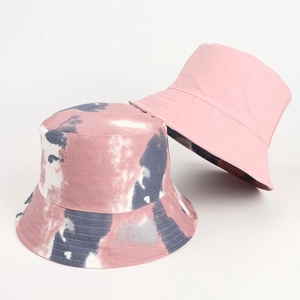 Detailansicht der doppelseitigen Anglerhüte aus Baumwolle mit Batikmuster und Pink