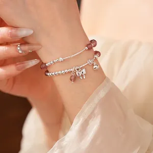 Bracciale a doppio strato in quarzo fragola con ciondoli a fiocco e campanellino