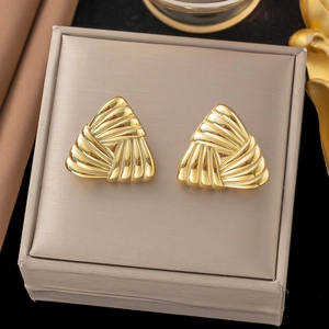 Boucles d'oreilles triangulaires plaquées or 18 carats avec texture rayée sur coussin