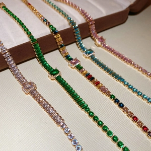 Dettaglio di cinque braccialetti tennis in zircone colorato con cristalli a taglio smeraldo