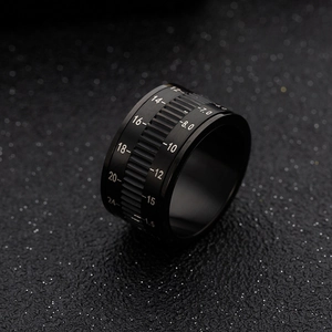 Vue macro de la bague objectif de caméra rotative avec finition noire mate et gravures