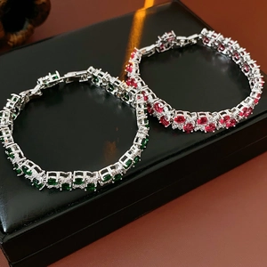 Details von zweilagigen Zirkonia-Blumenarmbändern mit Smaragd- und Rubinsteinen