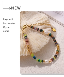 Dettagli del bracciale boho con perle e pietre colorate con chiusura in acciaio inossidabile
