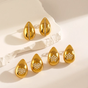 Boucles d'oreilles goutte dorées avec cœur, étoile et zircons sur pierre