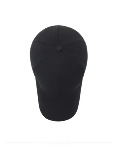 Vue de dessus de la casquette noire avec coutures à six panneaux et logo métallique